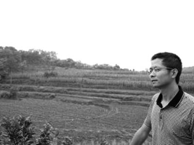 刘涛向来访者介绍他的红心猕猴桃种植基地。