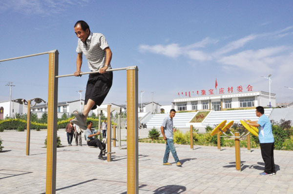 清水河县聚宝庄村村民在新建的广场上健身