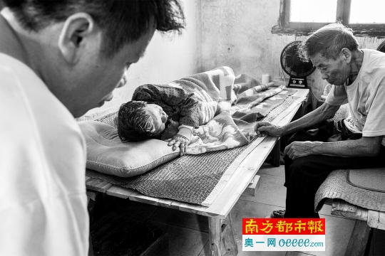 75岁的赵仲均要照顾患有精神病的儿子和瘫痪的妻子。