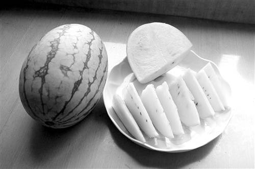 “爱凤”小型西瓜皮薄肉甜一亩产值达万元