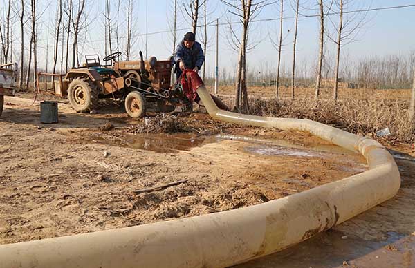 2月1日，河北省新河县南冯召村村民杨云鹏使用拖拉机抽水准备浇灌待播种的土地。