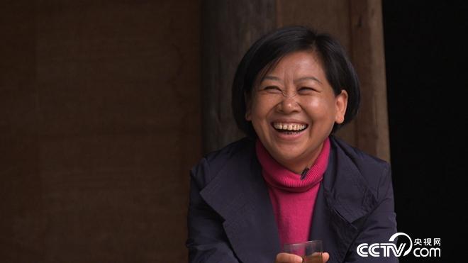 饱受争议的女人陈亚忠在古老村寨的财富发现-高黎贡山古树茶